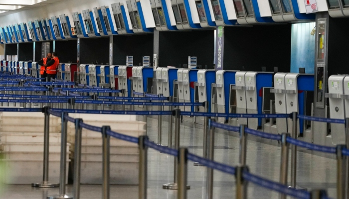 Trabajadores se encuentran dentro del Aeropuerto Internacional Jorge Newbery, que está vacío debido a una huelga general contra las reformas del Presidente Javier Milei en Buenos Aires, Argentina, el jueves 9 de mayo de 2024. 