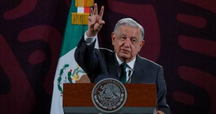 El Presidente Andrés Manuel López Obrador criticó la mañana de este martes a las y los intelectuales que llamaron a votar por Xóchitl Gálvez Ruiz, candidata presidencial de la oposición, a quienes acusó de ser "alcahuetes de la oligarquía corrupta" e ideólogos de los gobiernos neoliberales.