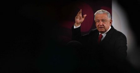 El Presidente Andrés Manuel López Obrador informó la mañana de este jueves que mientras concluye el proceso electoral, sus tradicionales "mañaneras" sólo estarán disponibles durante 24 horas en todos los canales oficiales, pues consideró que "está muy difícil" cumplir con la edición del contenido que solicitó el Tribunal Electoral del Poder Judicial de la Federación (TEPJF).