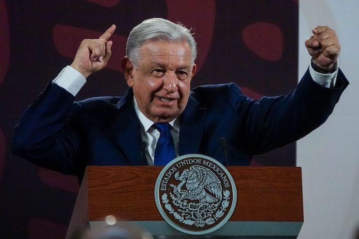 El Presidente Andrés Manuel López Obrador consideró que la Ciudad de México se “derechizó mucho durante el periodo neoliberal”, debido a que es la “sede de los fifís” y donde "se concentran los medios de manipulación más importantes del país”.