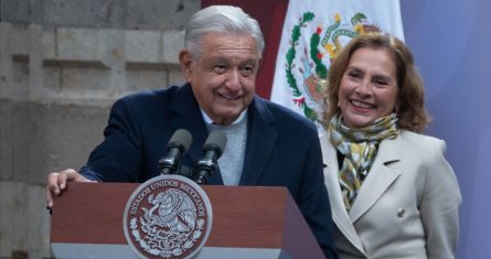 El Presidente Andrés Manuel López Obrador desmintió la mañana de este martes una publicación falsa que se atribuyó a Rubén Aguilar, exvocero de Vicente Fox Quesada, en la que se decía que se iba a divorciar de su esposa Beatriz Gutiérrez Müller.