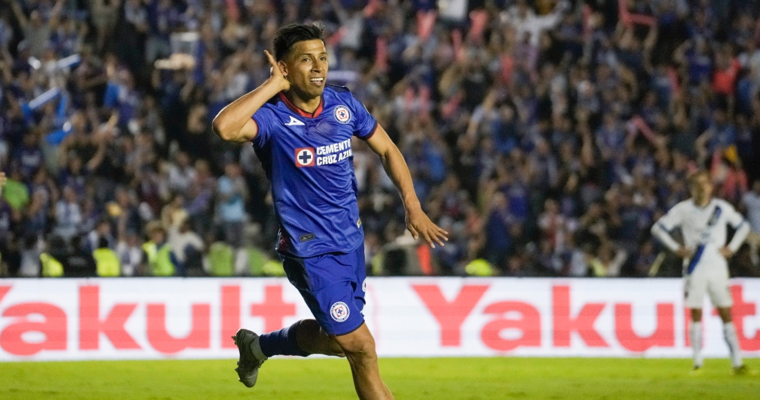 Ángel Sepúlveda, de Cruz Azul, celebra después de anotar el primer gol del partido en contra de Monterrey durante el partido de vuelta de la semifinal, en la Ciudad de México, el domingo 19 de mayo de 2024.