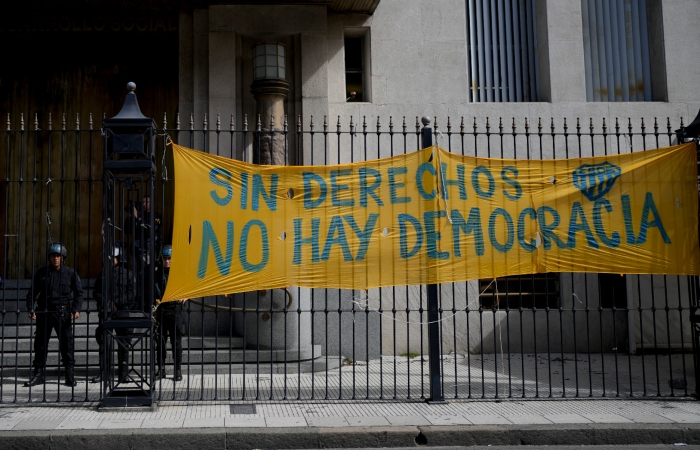 Un cartel de protesta fuera del Ministerio de Capital Humano rechaza los despidos de empleados públicos y las medidas de austeridad del presidente ultraliberal Javier Milei en Buenos Aires, Argentina, el miércoles 10 de abril de 2024. 