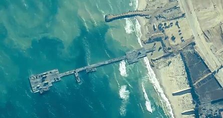 Esta imagen, distribuida por el Comando Central de Estados Unidos, muestra a soldados de su séptima Brigada de Transporte, a marinos del Batallón Anfibio de Construcción 1 y a efectivos de las Fuerzas de Defensa de Israel, instalando el muelle Trident en la costa de la Franja de Gaza, el 16 de mayo de 2024.