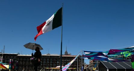 El Presidente Andrés Manuel López Obrador informó que la Bandera de México sí será izada el próximo domingo 19 de mayo en la pancha del Zócalo capitalino, donde se concentrará la movilización de la llamada "marea rosa", en la que Xóchitl Gálvez Ruiz y Santiago Taboada Cortina, aspirantes de la oposición a la Presidencia y a la Jefatura de Gobierno de la Ciudad de México, respectivamente, serán oradores.