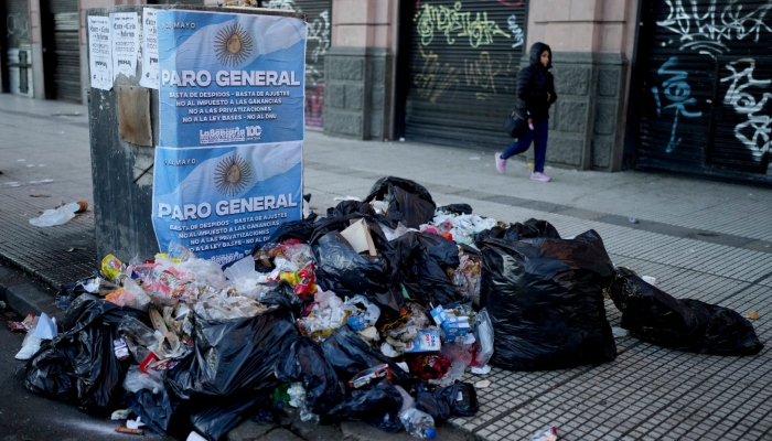 La basura que los trabajadores de la ciudad no han recogido se acumula afuera de la Estación Constitución junto a las tiendas que están cerradas debido a una huelga general contra las reformas del Presidente Javier Milei en Buenos Aires, Argentina, el jueves 9 de mayo de 2024. 