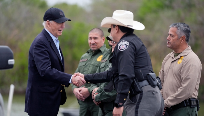 El Presidente estadounidense Joe Biden habla con oficiales locales y de la Patrulla Fronteriza mientras visita la frontera sur, el 29 de febrero de 2024, en Brownsville, Texas, junto al río Bravo (o Grande).