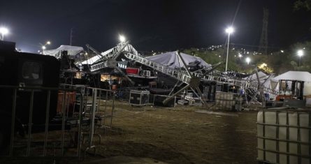 Samuel García Sepúlveda, Gobernador de Nuevo León, informó la mañana de este jueves que hasta el momento nueve personas han perdido la vida por el desplome del escenario que se registró durante un evento por el cierre de campaña de Lorenia Canavati, candidata de Movimiento Ciudadano (MC) a la Alcaldía de San Pedro Garza García, quien estaba acompañada de Jorge Álvarez Máynez, aspirante presidencial del mismo partido.