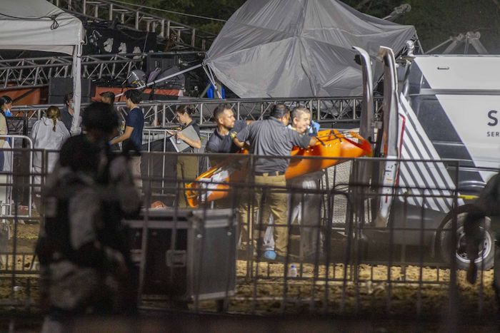 Anoche, elementos del Ejército y peritos del Servicio Médico Forense (Semefo) acudieron al parque de béisbol El Obispo, donde el escenario instalado para el cierre de campaña de la candidata de Movimiento Ciudadano (MC) a la Alcaldía de San Pedro, Lorenia Canavati, acompañada del candidato presidencial Jorge Álvarez Máynez, se desplomó por una ráfaga de viento.