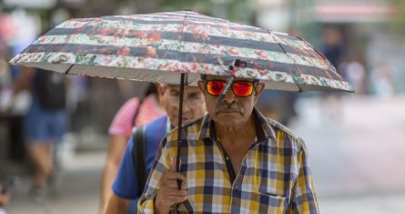 La oleada de calor en el país provoca que en Monterrey y su zona metropolitana se alcancen los 44 grados centígrados la tarde del 9 de mayo. Ciudadanas y ciudadanos se protegen con sombrillas y bebidas frías durante el día.