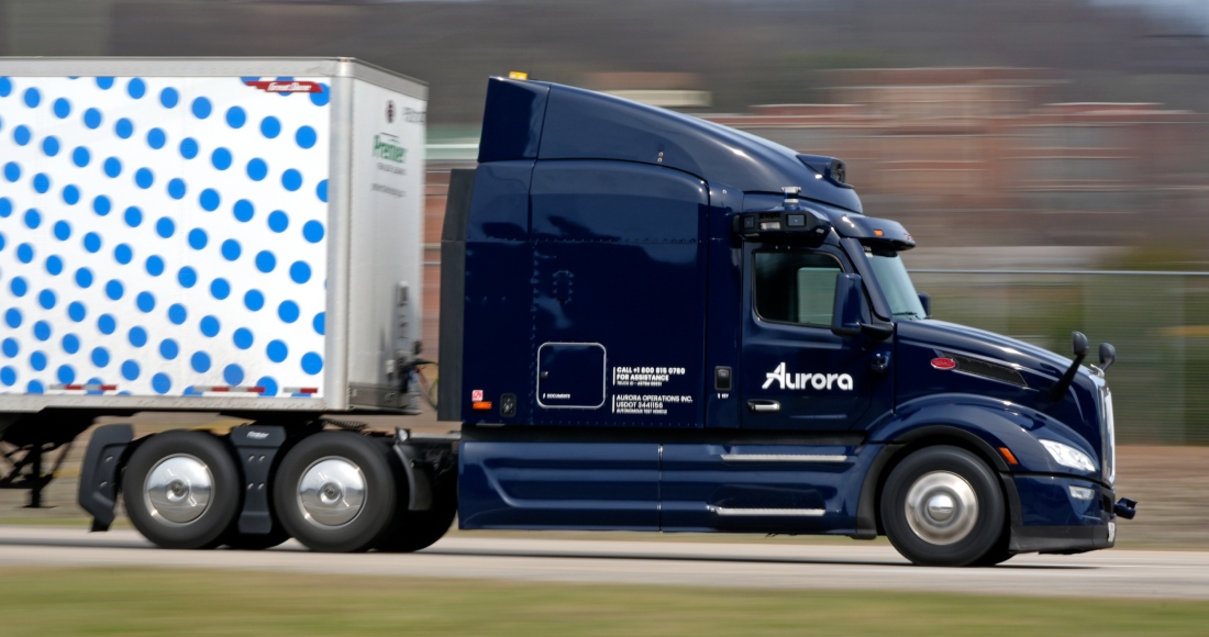 Un tráiler con sistema de conducción autónoma avanza por una pista de pruebas en Pittsburgh, el jueves 14 de marzo de 2024. El camión es propiedad de la empresa Aurora Innovation Inc., con sede en Pittsburgh. 