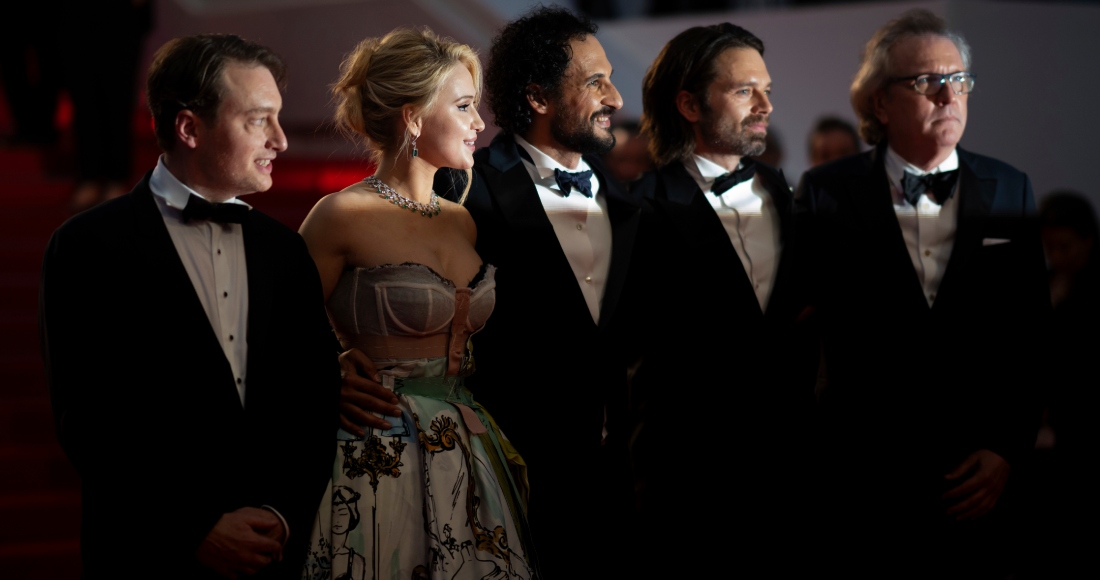 Gabriel Sherman, de izquierda a derecha, Maria Bakalova, el director Ali Abbasi, Sebastian Stan, y Martin Donovan posan para fotógrafos a su salida de la premiere de la película The Apprentice en la 77a edición del Festival de Cine de Cannes, en Francia el lunes 20 de mayo de 2024.