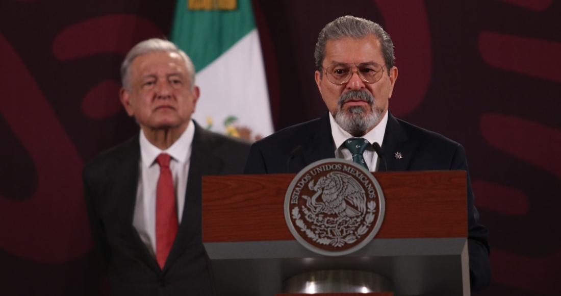 Carlos Ignacio Velázquez Tiscareño, exdirector general del Aeropuerto Internacional de la Ciudad de México (AICM), dijo la mañana de este jueves que antes de la llegada de la Secretaría de Marina (Semar) al sitio, había "un vacío de autoridad total" y "falta de coordinación en todos los aspectos". También denunció que las aerolíneas tenían el control "en lo general y muchas otras empresas que no pagaban sus adeudos", algo en lo que coincidió el Presidente Andrés Manuel López Obrador, quien acusó que "se llegó al extremo de que llegaron a mandar los narcotraficantes".