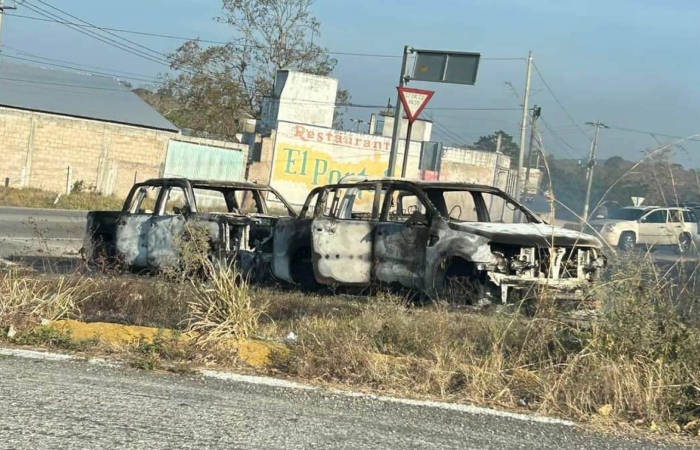 Vehículos calcinados después de enfrentamientos entre grupos armados en varios tramos de la carretera Tuxtla Gutiérrez-Berriozábal, el 25 de marzo.