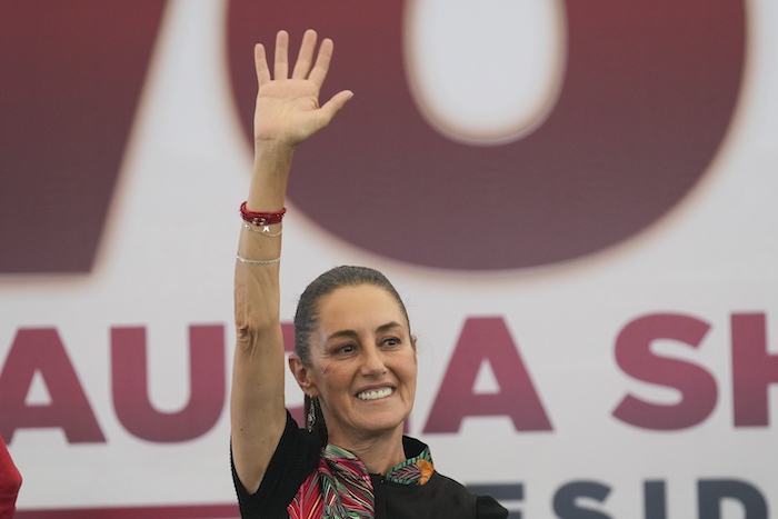 Claudia Sheinbaum, candidata a la Presidencia de México, saluda a sus partidarios a su llegada a un acto de campaña en la Ciudad de México, el 16 de mayo de 2024. Las elecciones generales están previstas para el 2 de junio.