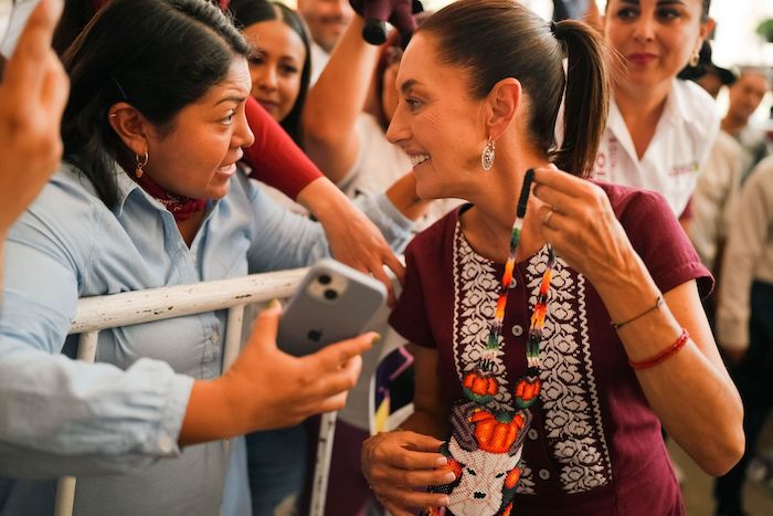 Lo que su campaña ha logrado hasta ahora es una única imagen gráfica (con su característica cola, de perfil) y un par de lemas: uno más directo “Es Claudia” y otro algo más pegadizo, “Es tiempo de mujeres”.