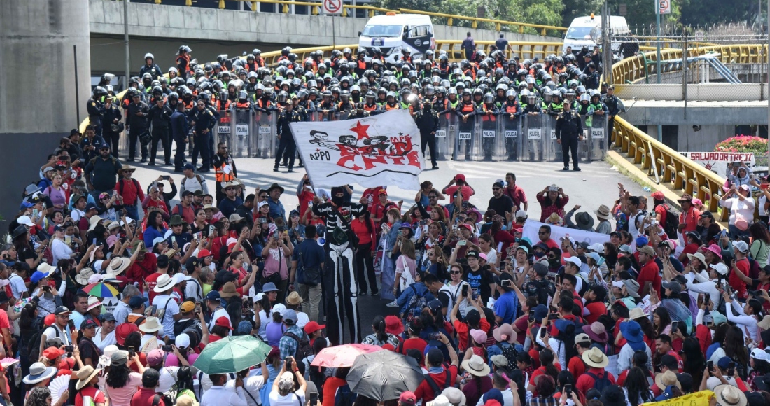 Maestros de la Coordinadora Nacional de Trabajadores de la Educación (CNTE) realizan una manifestación en la inmediaciones de la Terminal 1 del Aeropuerto Internacional de la Ciudad de México (AICM) en exigencia de un aumento salarial. El lugar es resguardado por elementos de la Secretaria de Seguridad Ciudadana (SSC).