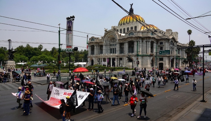 Maestros de la Coordinadora Nacional de los Trabajadores de la Educación (CNTE), realizaron una marcha que partió del Ángel de la Independencia rumbo a la Plaza de la Constitución esto en e marco del Día del Maestro. 