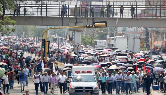 Más de 20 mil maestras y maestros de la Sección 22 de la Coordinadora Nacional de Trabajadores de la Educación, marcharon y posteriormente se instalaron en plantón en el zócalo de la capital de Oaxaca, para iniciar un paro indefinido de labores. Los docentes exigen la abrogación definitiva de la Reforma Educativa promulgada por Enrique Peña Nieto, además de otras demandas incluidas en su pliego petitorio 2024. 