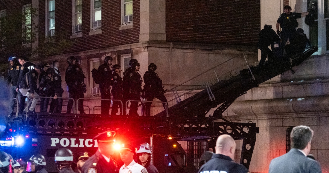 Policías de Nueva York utilizan un vehículo táctico para llegar a un piso superior del edificio Hamilton en el campus de la Universidad de Columbia, el martes 30 de abril de 2024 en Nueva York, Estados Unidos. Cientos de policías entraron en el recinto el martes para poner fin a la ocupación del edificio por parte de manifestantes propalestinos y desalojar un campamento de protesta.