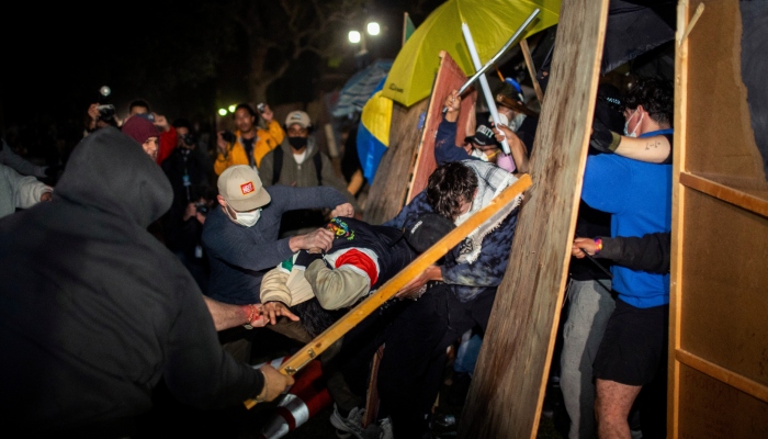 Manifestantes se enfrentan en un campamento propalestino en la UCLA la madrugada del miércoles 1 de mayo de 2024, en Los Ángeles.