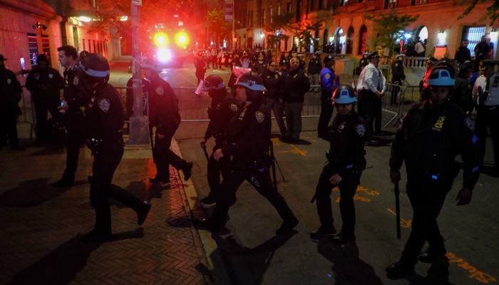 Agentes del Departamento de Policía de Nueva York avanzan hacia la entrada de la Universidad de Columbia, el martes 30 de abril de 2024, en Nueva York.