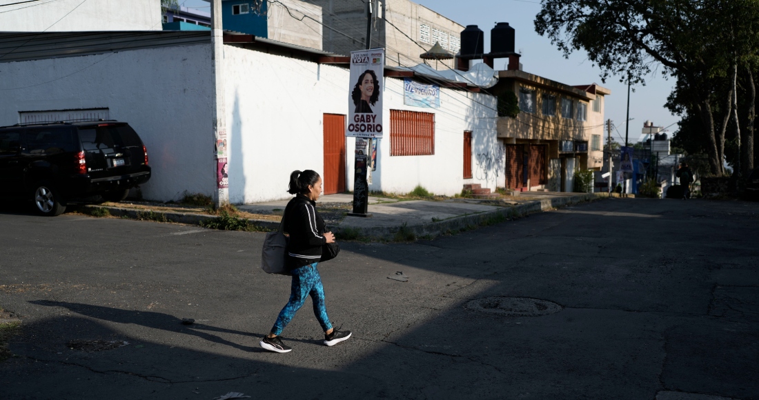 Concepción Alejo, empleada doméstica, sale hacia su lugar de trabajo en Ciudad de México, el miércoles 24 de abril de 2024. Alejo está entre los aproximadamente 2.5 millones de mexicanos --en su mayoría mujeres-- que son empleados domésticos en el país latinoamericano.