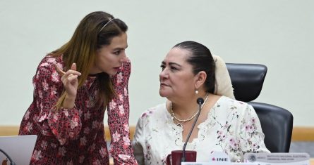 Las consejeras electorales, Carla Humphrey y Guadalupe Taddei, dialogan durante la sesión de este miércoles.