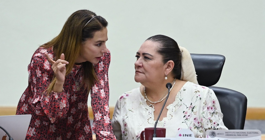 Las consejeras electorales, Carla Humphrey y Guadalupe Taddei, dialogan durante la sesión de este miércoles.