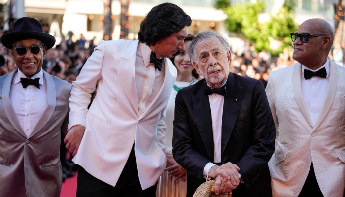 Giancarlo Esposito, de izquierda a derecha, Adam Driver, Aubrey Plaza, al fondo, el director Francis Ford Coppola, y Laurence Fishburne posan a su llegada a la premiere de la película 'Megalopolis' en la 77a edición del Festival de Cine de Cannes, en Francia, el jueves 16 de mayo de 2024. 