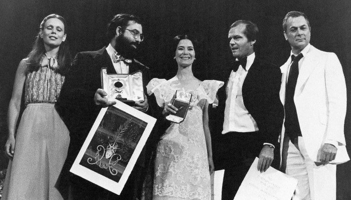 La actriz suiza Marthe Keller, de izquierda a derecha, el director estadounidense Francis Ford Coppola ganador de la "Palma de Oro" por su película The Conversation, Marie-Jose Nat con su premio a la mejor interpretación femenina, el actor estadounidense Jack Nicholson, ganador del premio a la mejor interpretación masculina y el actor estadounidense Tony Curtis, luego de la premiación del Festival de Cine de Cannes concluido el 24 de mayo de 1974 en Cannes. 