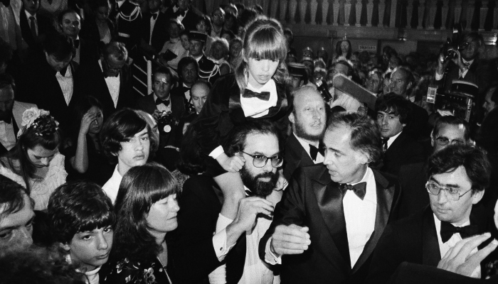 El director estadounidense Francis Ford Coppola, en el centro, lleva a su hija Sofía, de 8 años, entre la multitud después de la presentación formal de la película estadounidense Apocalypse Now, en el Festival de Cine de Cannes en Francia, el 19 de mayo de 1979. 