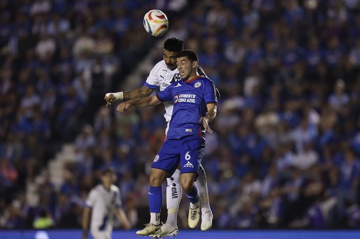 Cruz Azul fue mejor desde el inicio y generó peligro desde los siete minutos con un remate de cabeza de Sepúlveda y a los 13 Rodrigo Huescas quedó solo frente al portero argentino Esteban Andrada, quien realizó un par de atajadas para evitar el primer gol.