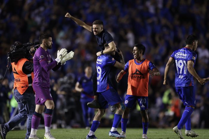 Con un doblete del argentino Germán Berterame el domingo por la noche, el Monterrey derrotó 2-1 a un Cruz Azul, que a pesar del revés logró clasificarse a la final del Torneo Clausura de México, donde se citará con el América.