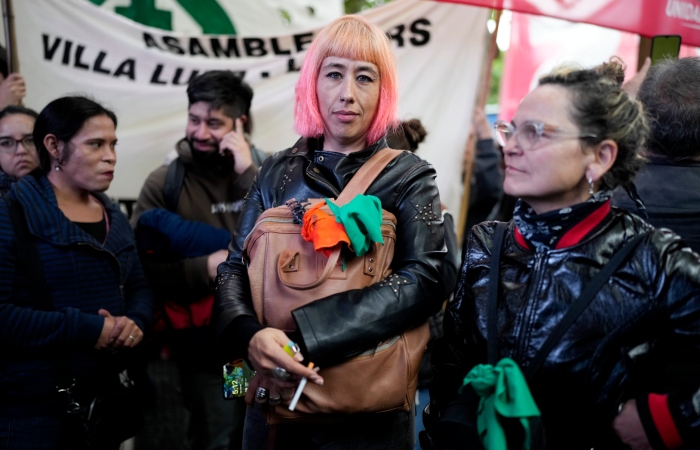 La empleada pública Flavia, en el centro, y Lia Pesaresi, a la derecha, protestan contra las políticas del Presidente ultraliberal Javier Milei a las afueras del Congreso, que incluyen despidos de algunos de sus compañeros, en Buenos Aires, Argentina, el viernes 12 de abril de 2024. El Gobierno de Milei ha recortado 15 mil empleos públicos en los últimos tres meses como parte de sus medidas de austeridad.