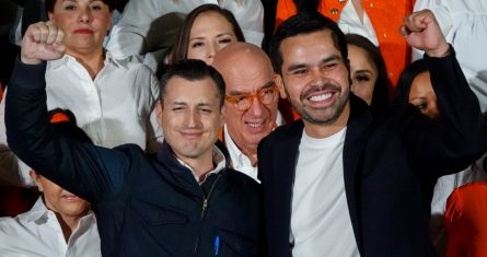 Luis Donaldo Colosio Riojas, candidato al Senado, y Jorge Álvarez Máynez, candidato presidencial por Movimiento Ciudadano, durante la protesta ante el partido de las y los candidatos a senadores y diputados por MC.