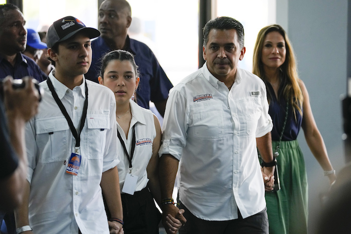 El candidato presidencial de Otro Camino, Ricardo Lombana, llega con su familia para votar en las elecciones generales en Ciudad de Panamá, el domingo 5 de mayo de 2024.