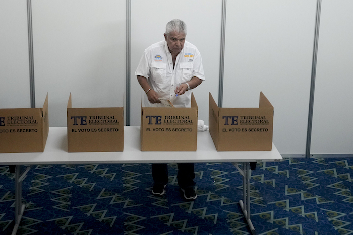 El candidato presidencial de Realizando Metas, José Raúl Mulino, con su voto en la mano en las elecciones generales en Ciudad de Panamá, el domingo 5 de mayo de 2024.