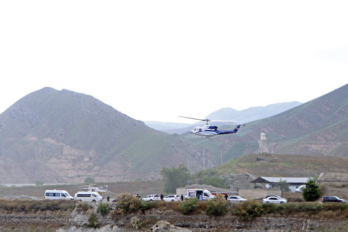 En esta fotografía proporcionada por la Agencia de Noticias de la República Islámica, IRNA, se muestra el helicóptero en el que iba a bordo el Presidente iraní Ebrahim Raisi mientras despega en la frontera de Irán con Azerbaiyán, el domingo 19 de mayo de 2024, en Azeri, Irán.