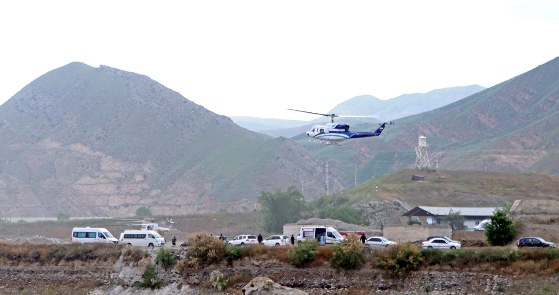 En esta fotografía proporcionada por la Agencia de Noticias de la República Islámica, IRNA, se muestra el helicóptero en el que iba a bordo el Presidente iraní Ebrahim Raisi mientras despega en la frontera de Irán con Azerbaiyán, el domingo 19 de mayo de 2024, en Azeri, Irán.