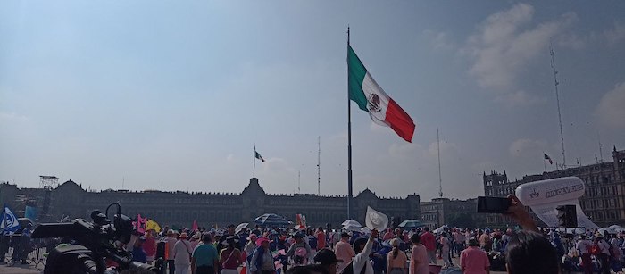 La Bandera de México fue izada la mañana de este domingo en la plancha del Zócalo de la Ciudad de México.