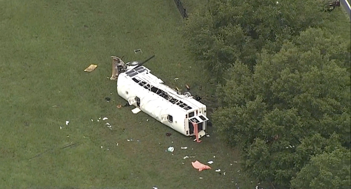 El personal de emergencia trabaja en la escena de un accidente mortal el martes 14 de mayo de 2024 en el condado Marion, Florida.