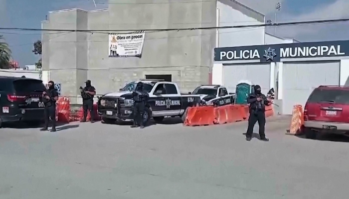 En este fotograma, agentes de policía vigilan la estación policial de Ensenada, en Baja California, México, el jueves 2 de mayo de 2024.