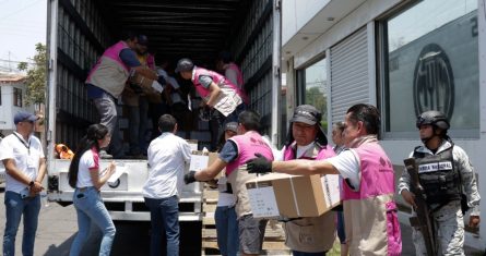 El pasado 9 de mayo, personal de la junta distrital 12 del Instituto Nacional Electoral (INE) descargó la paquetería electoral y boletas para la elección federal del próximo 2 de junio.