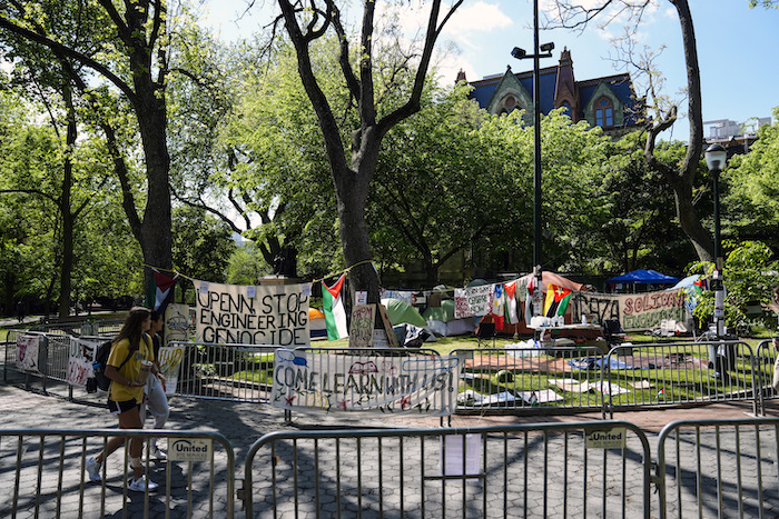 Estudiantes caminan frente al Campamento de Solidaridad con Gaza en la Universidad de Pensilvania, el miércoles 1 de mayo de 2024, en Filadelfia.