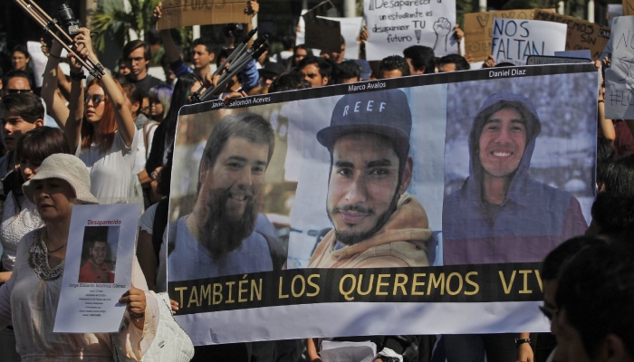 Cientos de personas entre estudiantes, maestros, familiares y amigos, de la Universidad de Medios Audiovisuales, marcharon de las instalaciones educativas hacia el monumento a los Niños Héroes para exigir que aparezcan con vida Javier Salomón, Marcos Ávalos y Daniel Díaz estudiantes de cine, desaparecidos en el municipio de Tonalá.