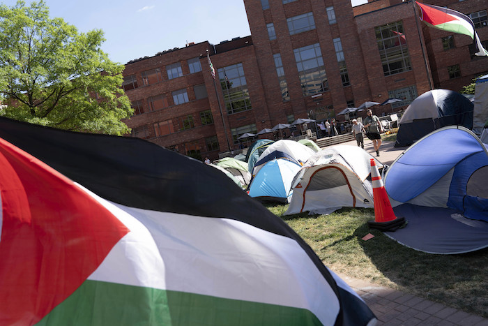 Estudiantes de la Universidad George Washington en un campamento de protesta contra la guerra entre Israel y Hamás el jueves 2 de mayo de 2024, en Washington.