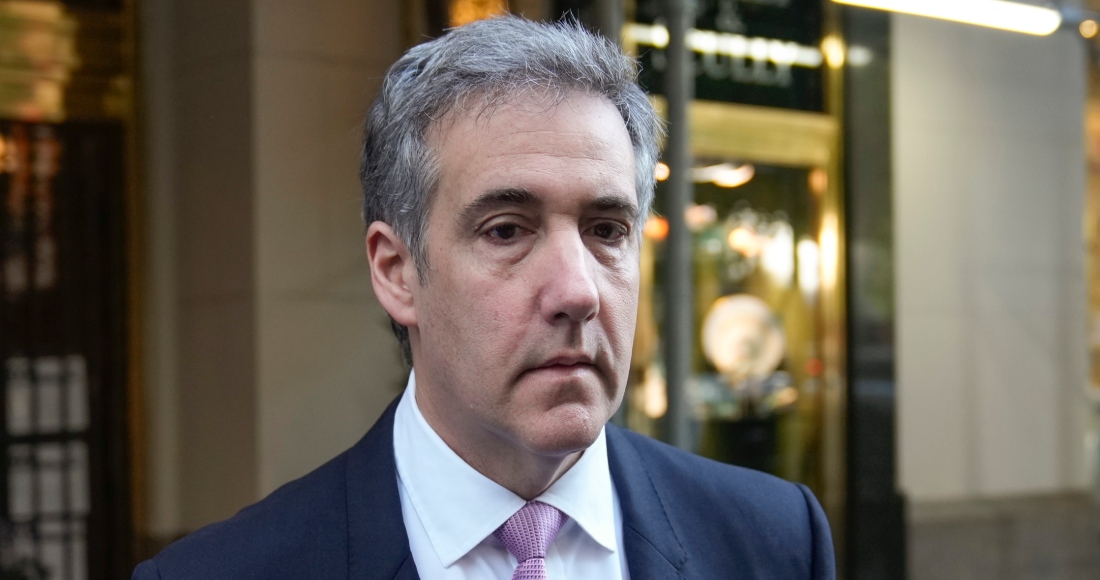 Michael Cohen sale de su edificio de apartamentos para ir al tribunal en Manhattan, ciudad de Nueva York, el 20 de mayo de 2024.