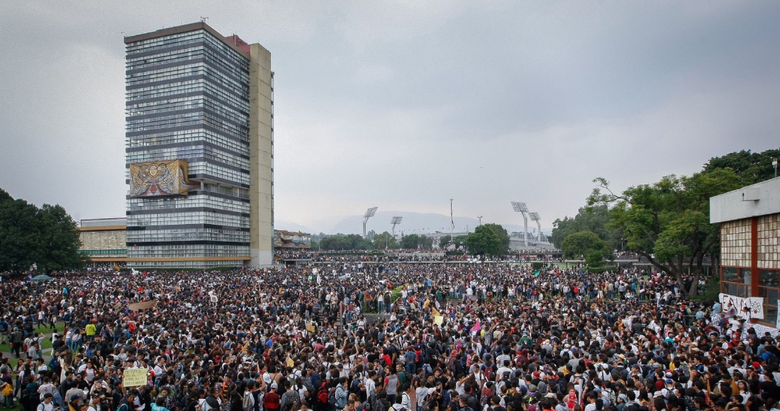 Miles de estudiantes de la Universidad Nacional Nacional Autónoma de México (UNAM) marcharon de la Facultad de ciencias Políticas y Sociales a la torre de Rectoría para exigir la salida de grupos porriles de la Universidad, así como la garantía de seguridad dentro de la misma.