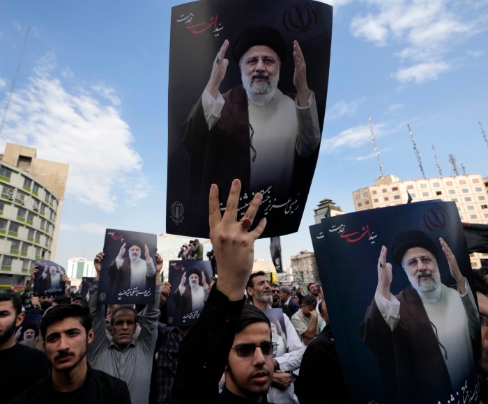 Varias personas sostienen carteles con la imagen del fallecido presidente de Irán, Ebrahim Raisi, durante un acto en su memoria en la plaza Vali-e-Asr, en el centro de Teherán, Irán, el 20 de mayo de 2024.